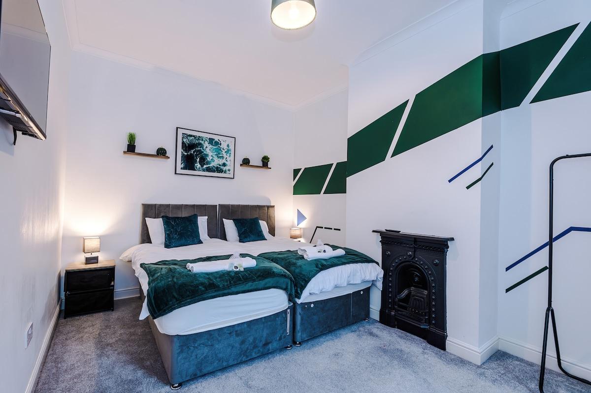 Walkden, Worsley 4 Bedroom House w/ Free Parking2