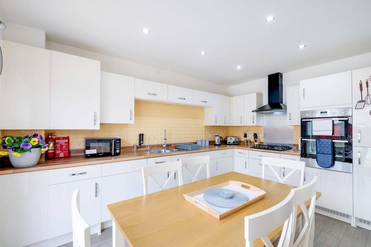 6 Bedroom 3.5 Bathroom House in Bicester Village6