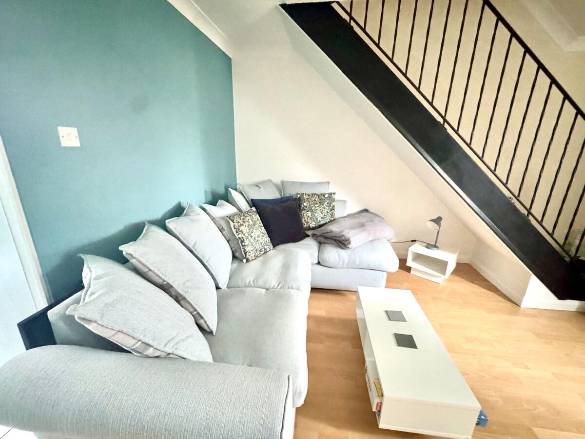 Homely 2 bedroom house, parking
