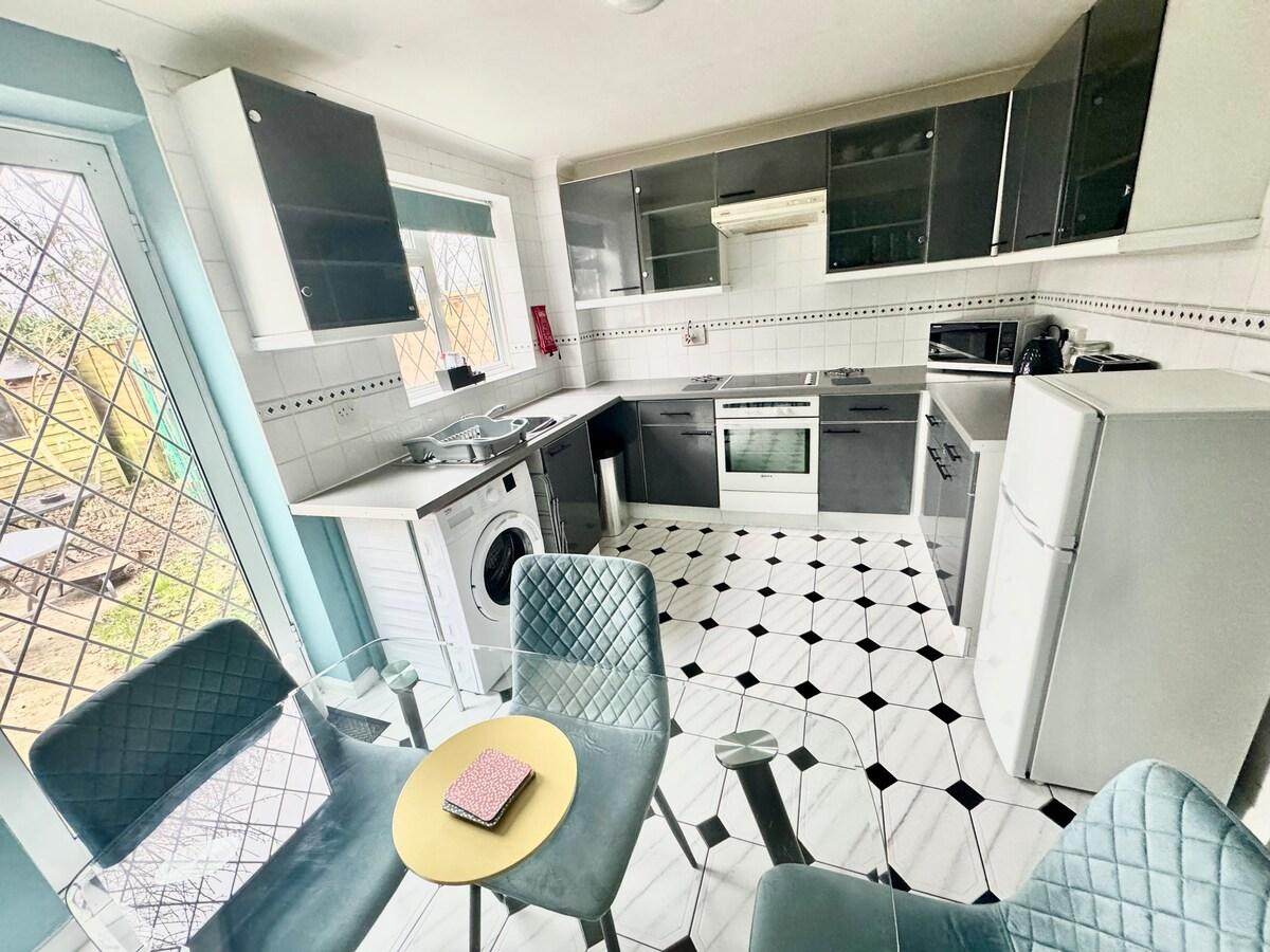Homely 2 bedroom house, parking3