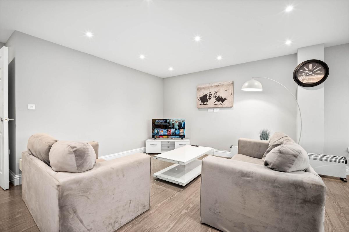 Grand 5 Bedrooms and 2 Bath Birmingham Home2