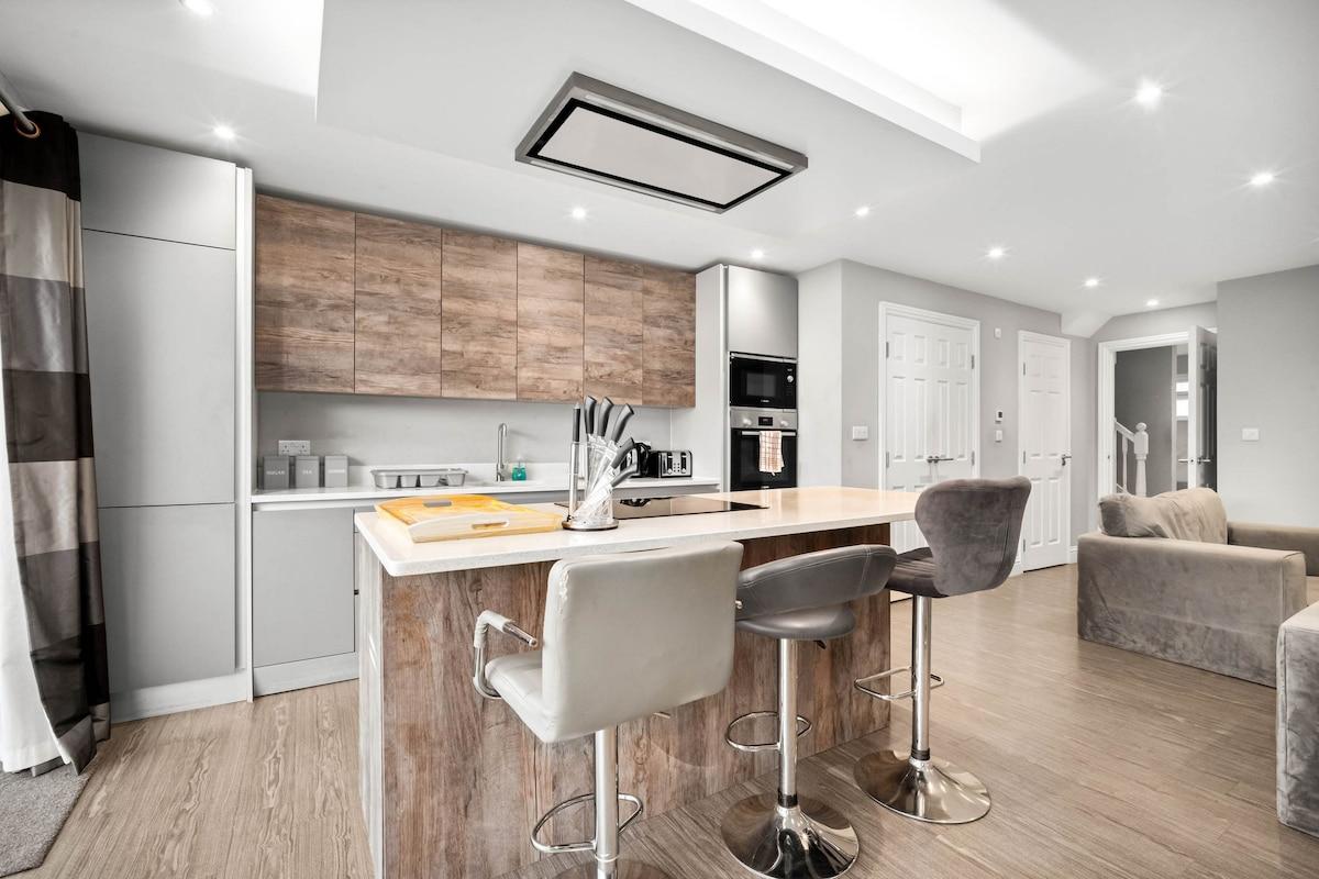 Grand 5 Bedrooms and 2 Bath Birmingham Home4