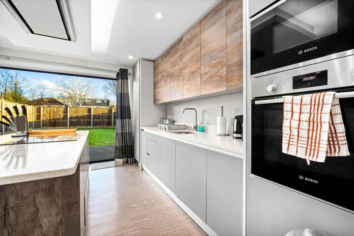 Grand 5 Bedrooms and 2 Bath Birmingham Home5