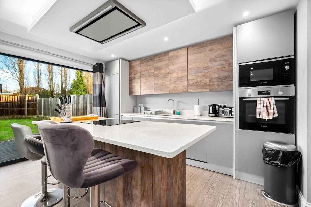 Grand 5 Bedrooms and 2 Bath Birmingham Home6