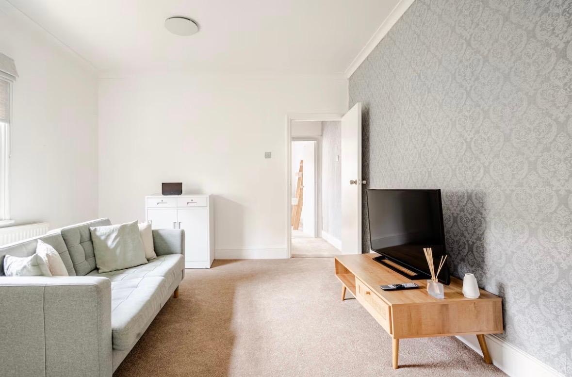 Spacious 1BR Apt near Bedford Stn & Town Centre